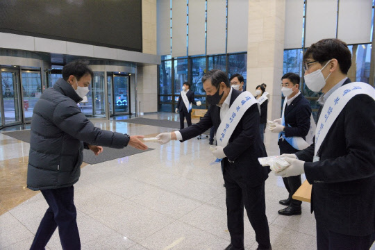 정덕균(왼쪽 두번째) 포스코ICT 대표가 3일 아침 출근하는 직원들에게 덕담과 함께 복떡을 건네고 있다. <포스코ICT 제공>